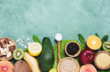 Renk dokusunda anti-çağ yemekleri. Detoks ve glütensiz diyet konsepti. Vitamin, mineral, antioksidan ve tatlandırıcı açısından zengin gıdalar..