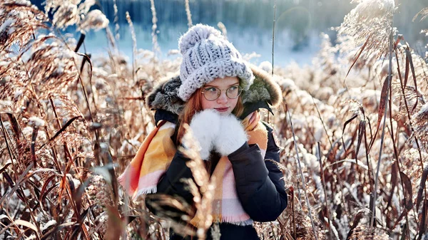 Červenovlasá Dívka Sněhobílém Zimním Lese — Stock fotografie