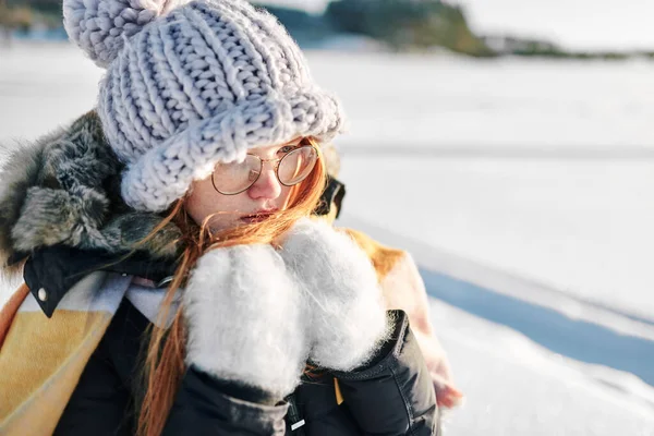 Červenovlasá Dívka Sněhobílém Zimním Lese — Stock fotografie