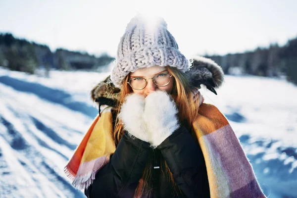 Κοκκινομάλλα Κορίτσι Στο Χιονισμένο Δάσος Του Χειμώνα — Φωτογραφία Αρχείου