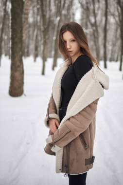 Parktaki koyun derisi ceketli kız.