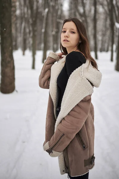 Chica Abrigo Piel Oveja Parque —  Fotos de Stock