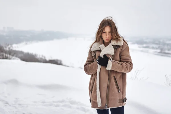 Menina Fundo Cidade Inverno — Fotografia de Stock