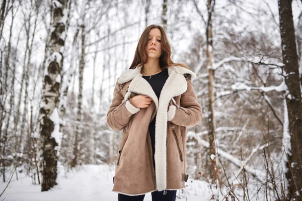 Parktaki koyun derisi ceketli kız.