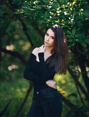 Yeşil parktaki güzel kız. Yaz fotoğraf oturumu.