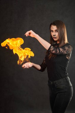 Ateşle poz veren güzel bir kız. Sıra dışı fotoğraf oturumu