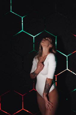 Beyaz elbiseli güzel bir kız. Büyü duvarına karşı poz ver