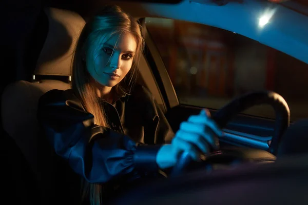 Молодая Женщина Рулем Автомобиля Ночное Время Стоковое Изображение