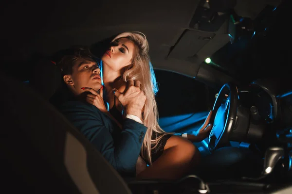 Paar Küsst Sich Nachts Auto Sanfte Nachtfotosession Der Stadt Sommerurlaub — Stockfoto