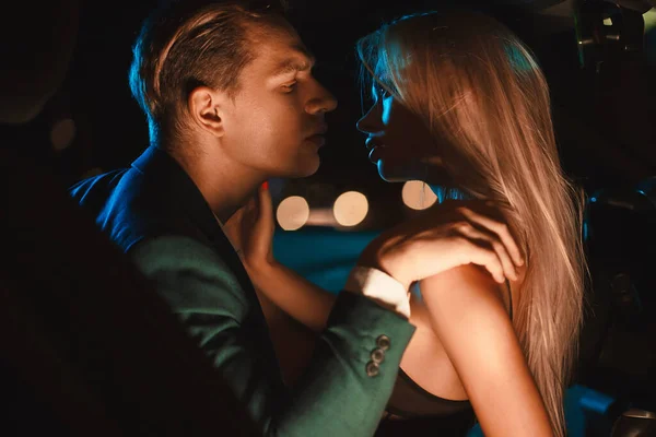 Egy Pár Csókolózik Esténként Kocsiban Gyengéd Éjszakai Fotózás Városban Nyári Stock Kép