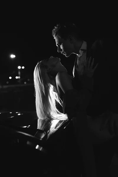 Egy Pár Csókolózik Esténként Kocsiban Gyengéd Éjszakai Fotózás Városban Nyári Jogdíjmentes Stock Képek