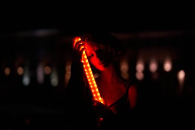 Kırmızı bir fenerin ışığında gece portresi