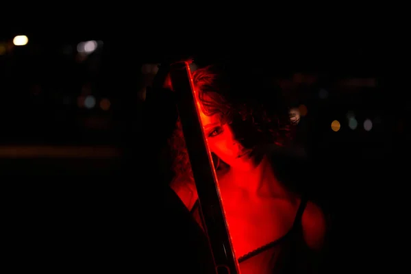 Retrato Noturno Luz Uma Lanterna Vermelha Fotografia De Stock