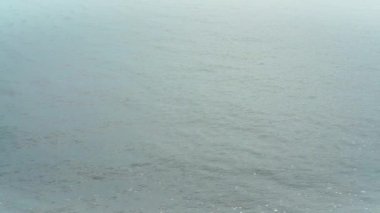 Güzel bir kız nehir kenarında yürür. Sarışın ve güzel şehir manzaralı..