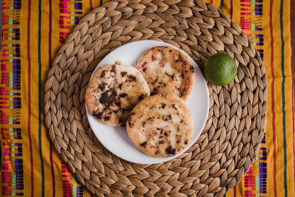 Gorditas Chicharron 돼지고기 껍질을 멕시코의 옥수수 로열티 프리 스톡 사진