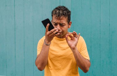 Latin adam cep telefonundan sesli mesaj gönderiyor.