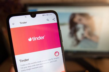 BARCELONA, İSPAN; 3 Temmuz 2021: Tinder online çöpçatanlık uygulaması. Logolu telefon ekranı. Sanal ilişki ve çevrimiçi aşk. 
