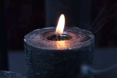 Karanlık bir arkaplanda siyah mumlar yakmak