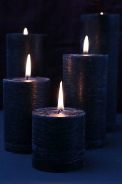 Karanlık bir arkaplanda siyah mumlar yakmak