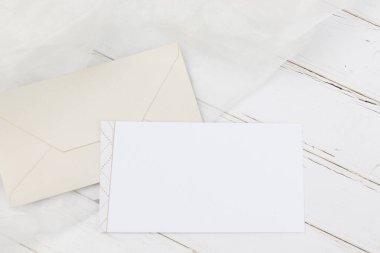 Açık arkaplanda boş bir tebrik kartı, el işi zarflı davet modeli