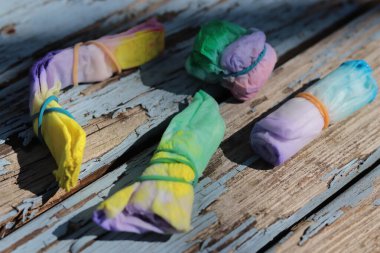 Katlanmış kumaş, batik desen oluşturmak için renge batırılmış, sağ seçici odak
