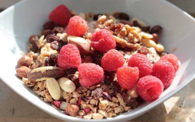 Gün ışığında ahududu ve fındıklı müsli.