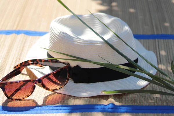 Sombrero Paja Gafas Sol Una Alfombra Rafia Fondo Verano — Foto de Stock