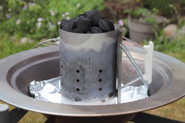 Kömürlü ateş bacası, yaz ızgarası için hazır.