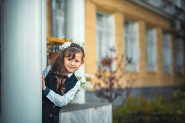 Kız ilk defa okula gidiyor.