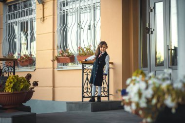 Kız ilk defa okula gidiyor.