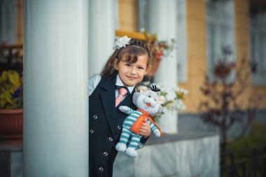 Kız ilk defa okula gidiyor.