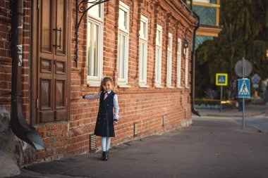 Kız ilk defa okula gidiyor.