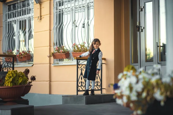 Kız ilk defa okula gidiyor.