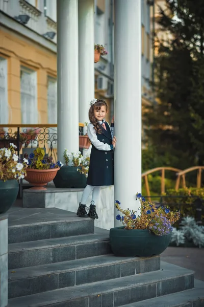 Menina Vai Para Escola Pela Primeira Vez — Fotografia de Stock