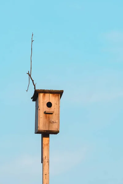 Houten Vogelhuisje Tuin Tegen Lucht — Stockfoto