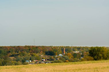 Sonbaharın başında tarlanın yanındaki köy.