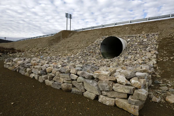 Culvert cső alatt az autópálya — Stock Fotó