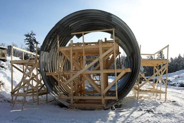 La construcción de alcantarillas bajo una carretera — Foto de Stock