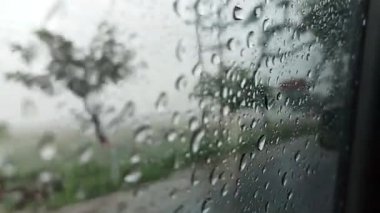 Yağmurlu bir mevsimde otobüs yolculuğu, yağmurlu bir günde yağmur damlası. Camdaki muson yağmurları. Su damlalı yağmurlu pencere.