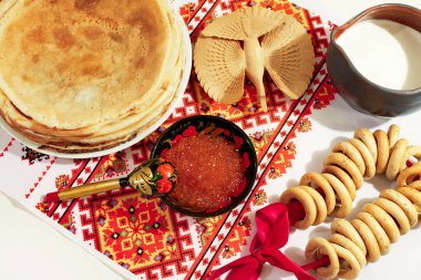 Durgun hayat. Maslenitsa Maslenitsa Maslenitsa haftası. Bir yığın Rus gözlemesi, kırmızı havyarlı, taze ekşi kremalı, kır tarzı, yakın çekim manzaralı.