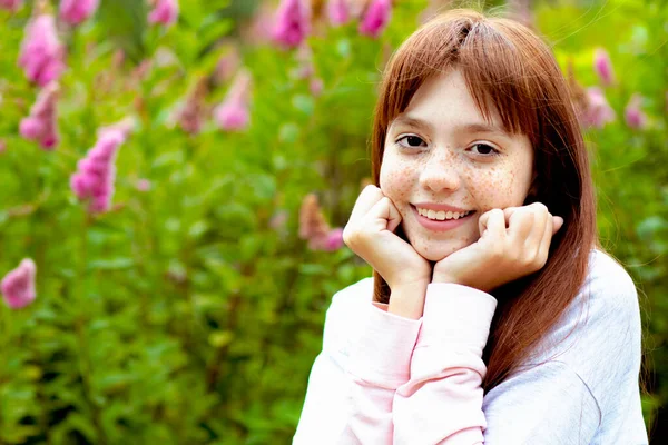 Portret van een vrolijk roodharig meisje, buiten, buiten. Het glimlachende vrouwtje heeft een romantische stemming. — Stockfoto