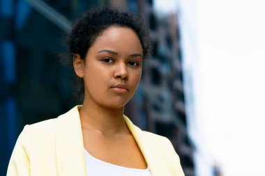 Güzel Afro-Amerikan siyahi iş kadını, mutlu siyah kadının yakın plan portresi.