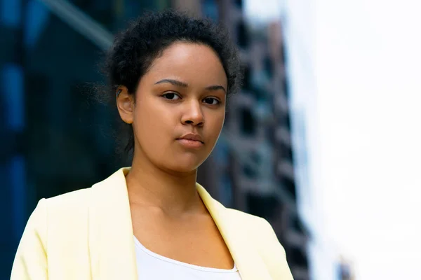 Beautiful african american black businesswoman, Close-up portrait of contented black woman — Stock Photo, Image