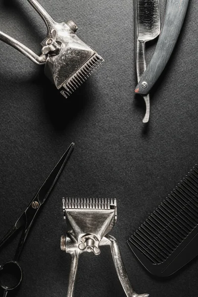 Черной Поверхности Старые Парикмахерские Инструменты Два Винтажных Ручных Стрижки Волос — стоковое фото