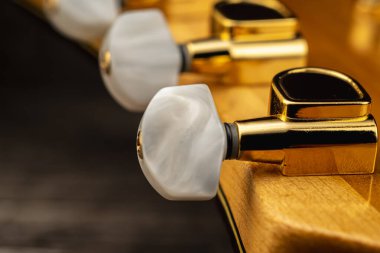 Tahtadaki eski akustik altın gitarın başı. Makro fotoğraf. Yatay yönelim