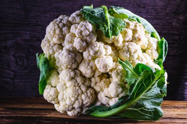 Eski ahşap arka planda taze çiğ organik çirkin karnabahar. Vejetaryen yemek tarifi ya da menü geçmişi. Kapat. yatay yönelim