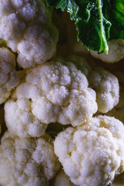 Eski ahşap arka planda taze çiğ organik çirkin karnabahar. Vejetaryen yemek tarifi ya da menü geçmişi. Kapat. Makro. düşey yönelim