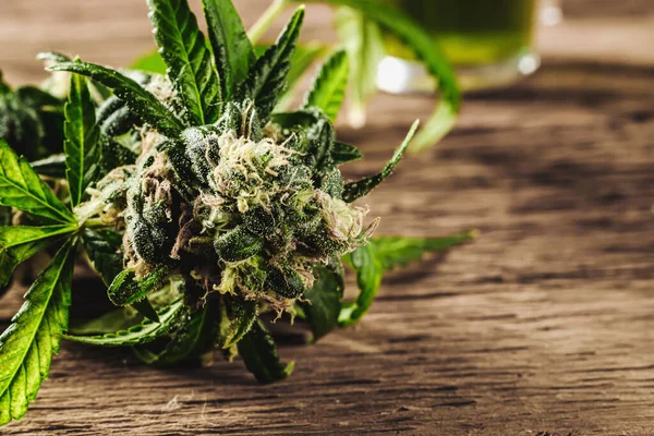 Medizinisches Cannabis Knospe Auf Hölzernem Hintergrund Hintergrund Verschwommener Glasflasche Mit — Stockfoto