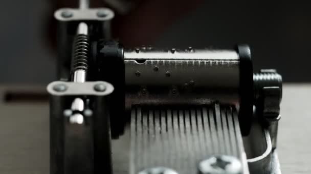 Meccanismo musicale con carillon che ruota in primo piano su sfondo bianco. Interni del carillon durante il lavoro. verme-attrezzi. — Video Stock