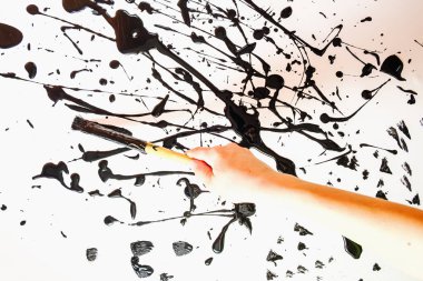 Soyut ifade renkli sıçrama arkaplanı. parlak suluboya arkaplan çizimi. Damlatma tekniği. Çerçevede çocuk eli ve fırçası. Siyah ve beyaz. Yatay yönelimler.